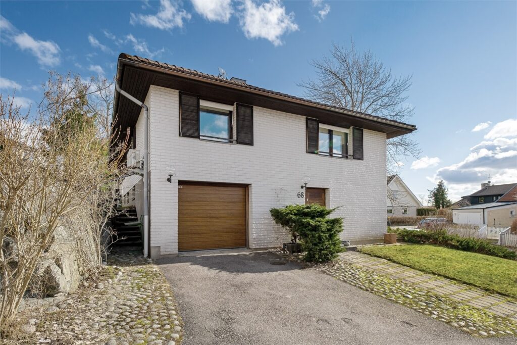 Nylagd Marksten garageuppfart. Mälarhöjden Hägersten